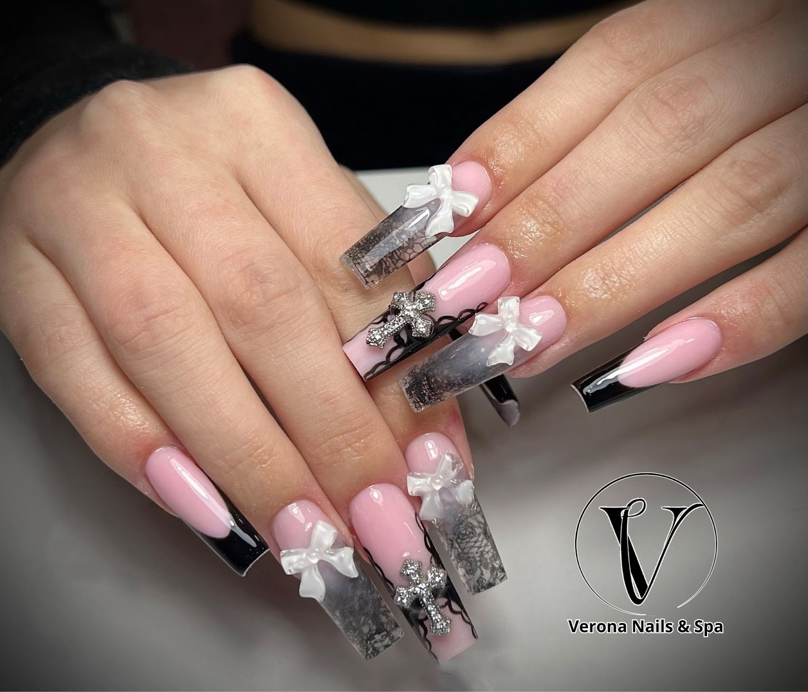 Verona Nails & Spa logo